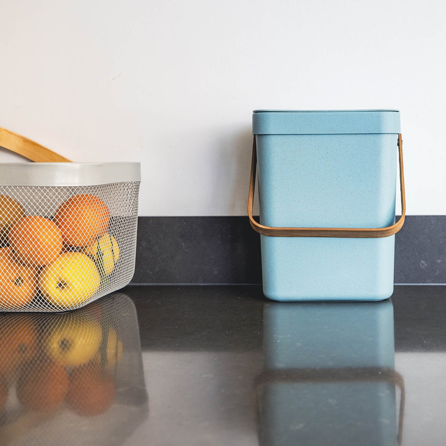 Poubelle de Table en Plastique recyclé 5L BODEN Bleu avec Poignée en Bambou