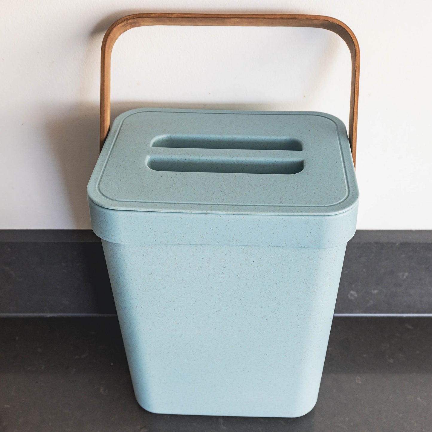 Poubelle de Table en Plastique recyclé 5L BODEN Bleu avec Poignée en Bambou