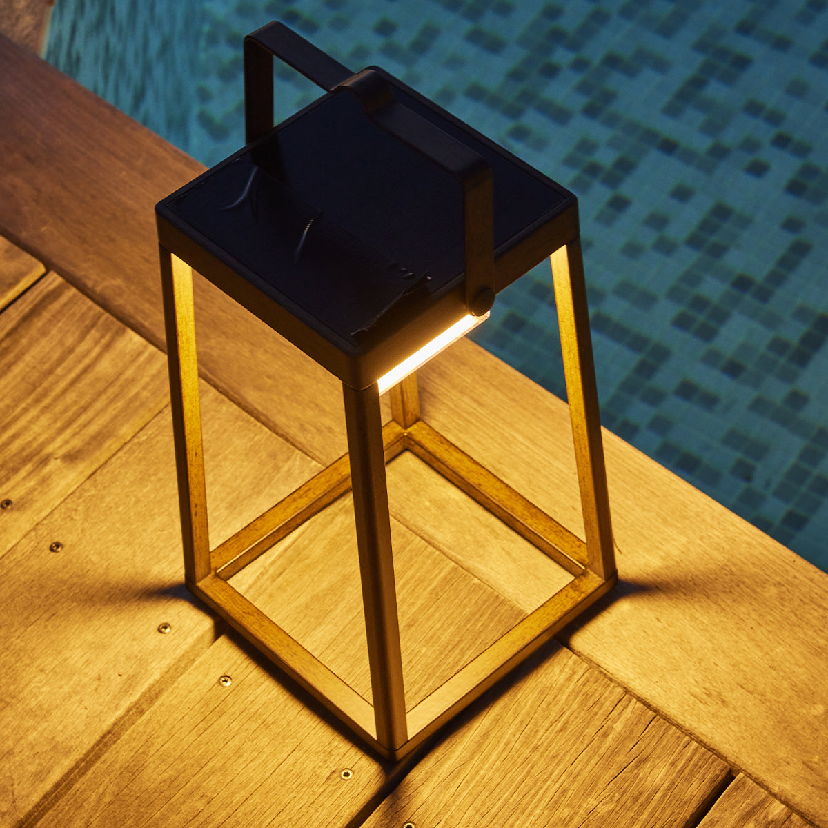 Lanterne solaire en aluminium revêtement effet bois LED blanc chaud VERONA H30cm