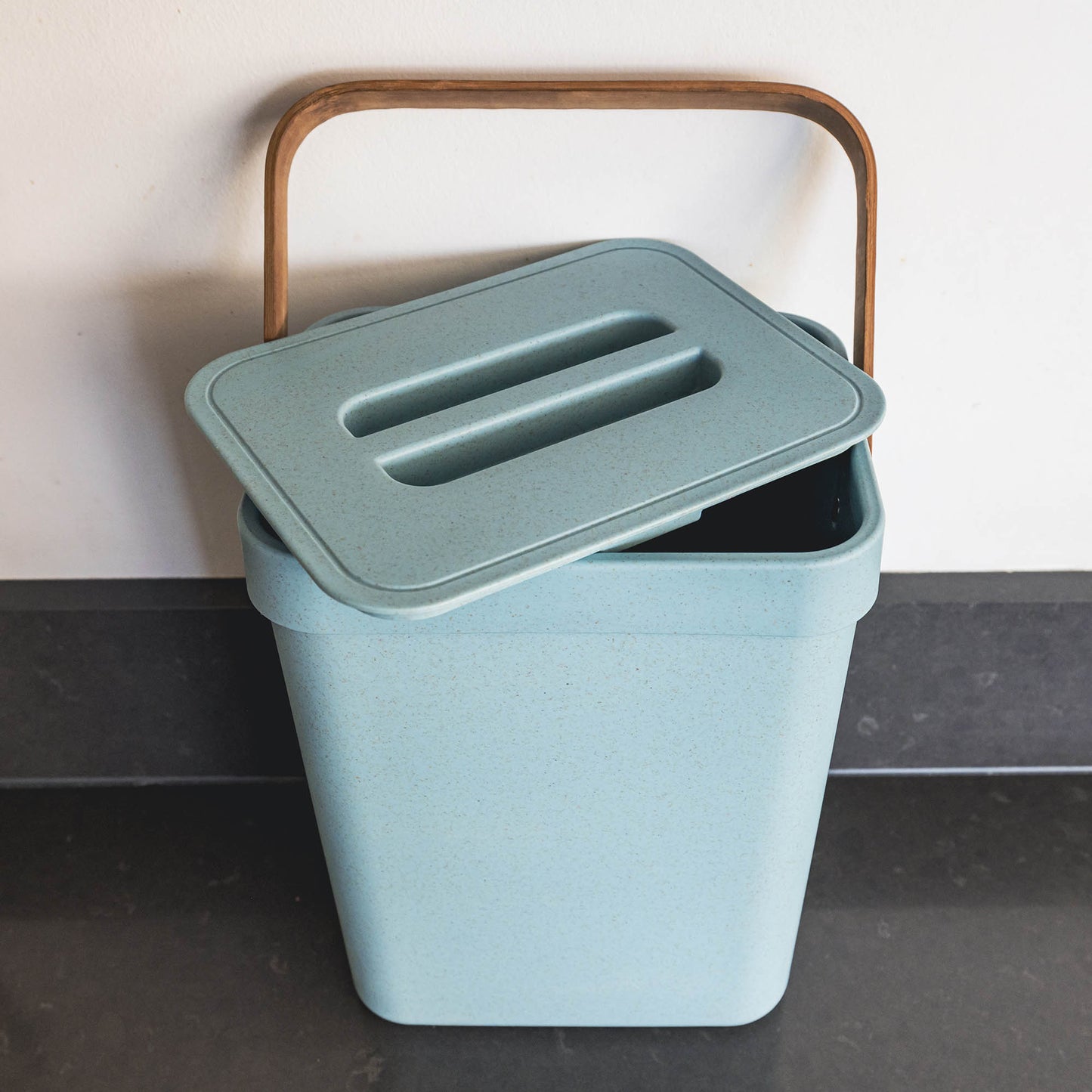 Poubelle de Table en Plastique recyclé 5L BODEN Bleu avec Poignée en Bambou