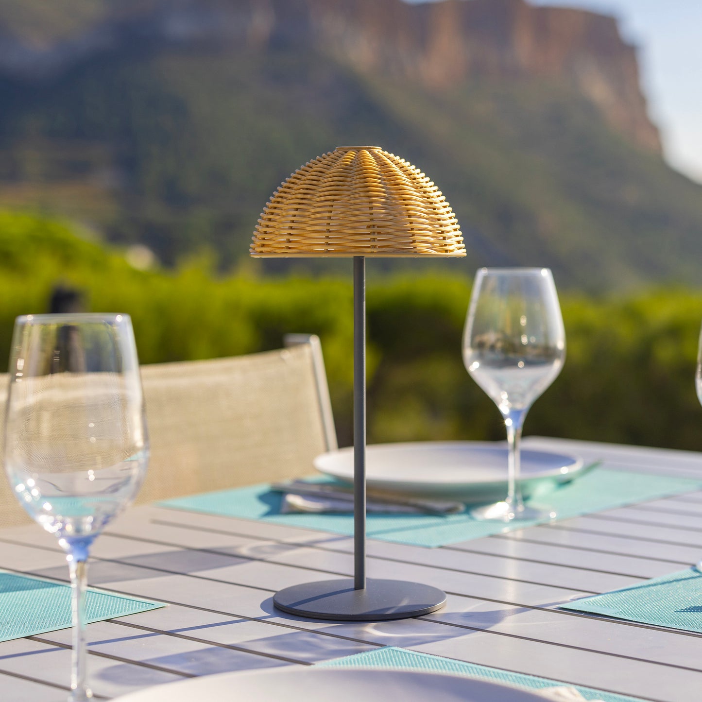 Lampe de table sans fil polyrotin blanc dimmable FAROE H30cm