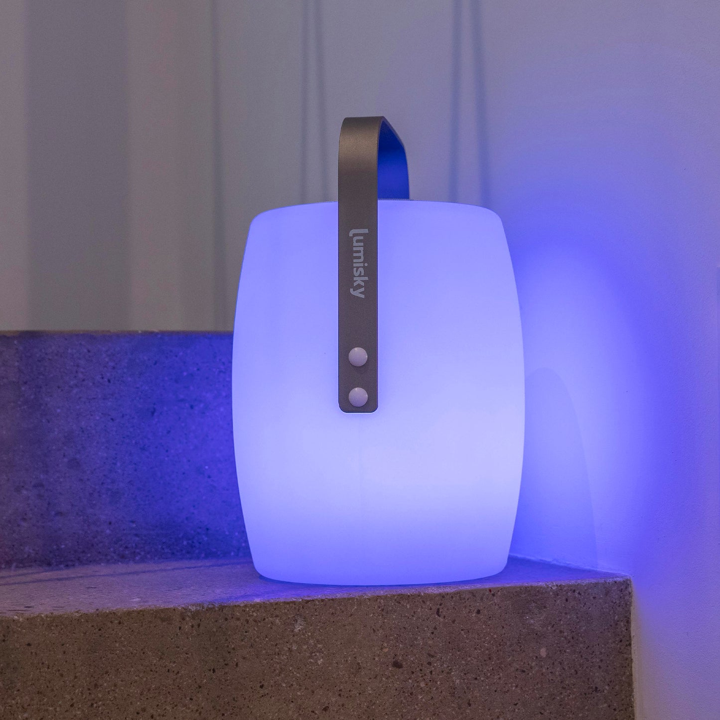 LUCY PLAY H31cm altavoz inalámbrico de luz bluetooth con mango de aluminio y LED blanco/multicolor con mango regulable con mando a distancia