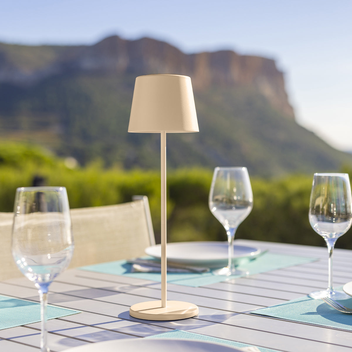 Lampe de table touch sans fil en aluminium beige LED KELLY SAND blanc dimmable H38cm