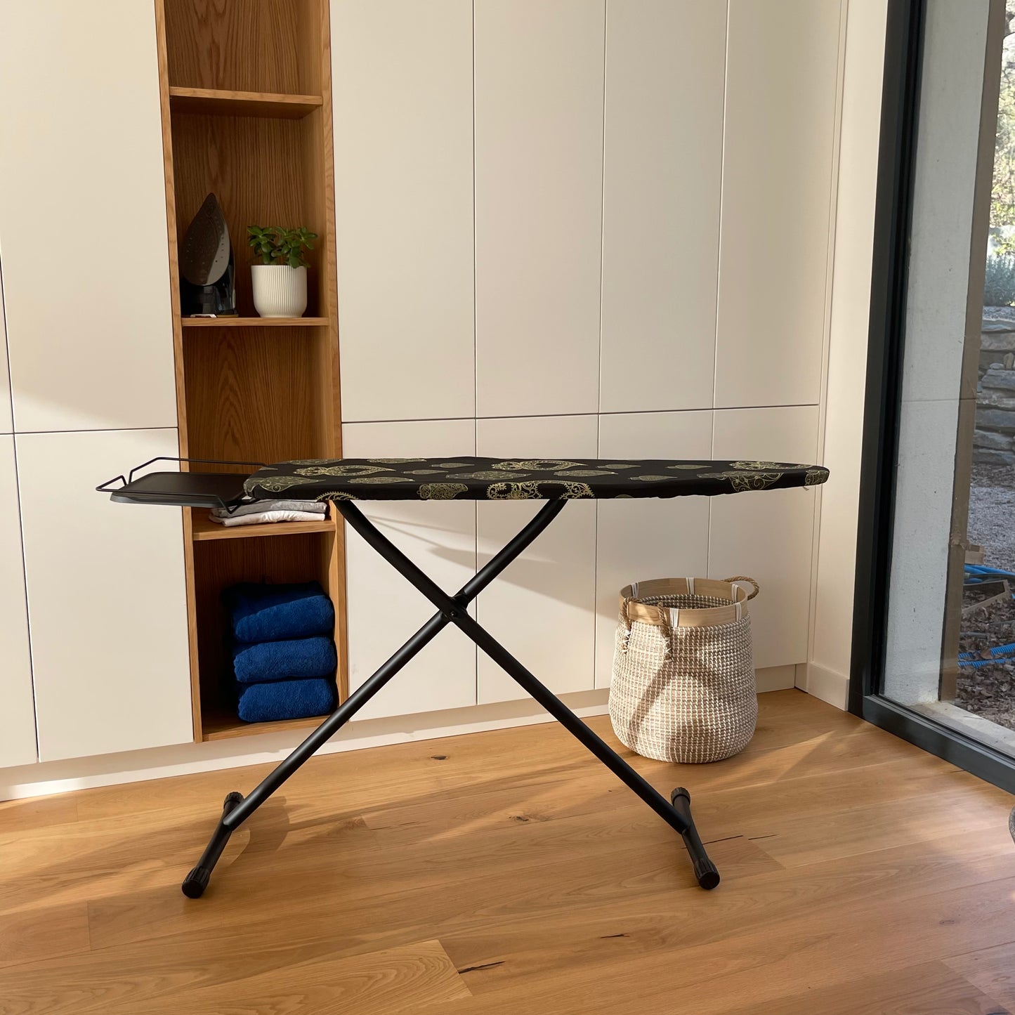 Table à repasser pliable UTAH en acier 125x41 cm avec repose fer et support centrale vapeur, housse coton, hauteur réglable, stable et pratique
