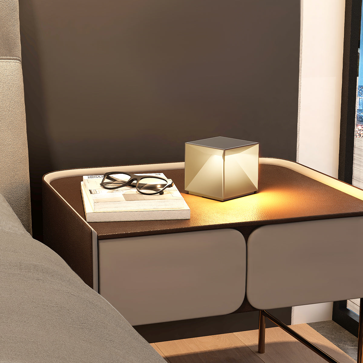 Lampe de table cubique en aluminium beige LED blanc chaud dimmable CUBOX SAND H10 cm