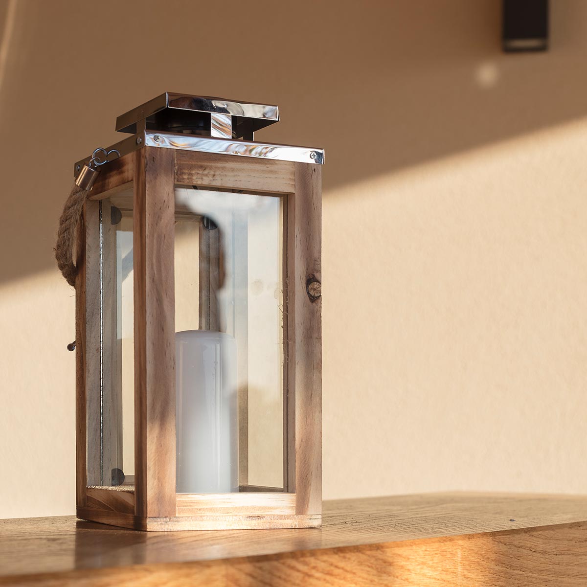 Lanterne solaire chic en bois naturel et inox poignée en corde LED blanc chaud OAKY H41cm - REDDECO.com