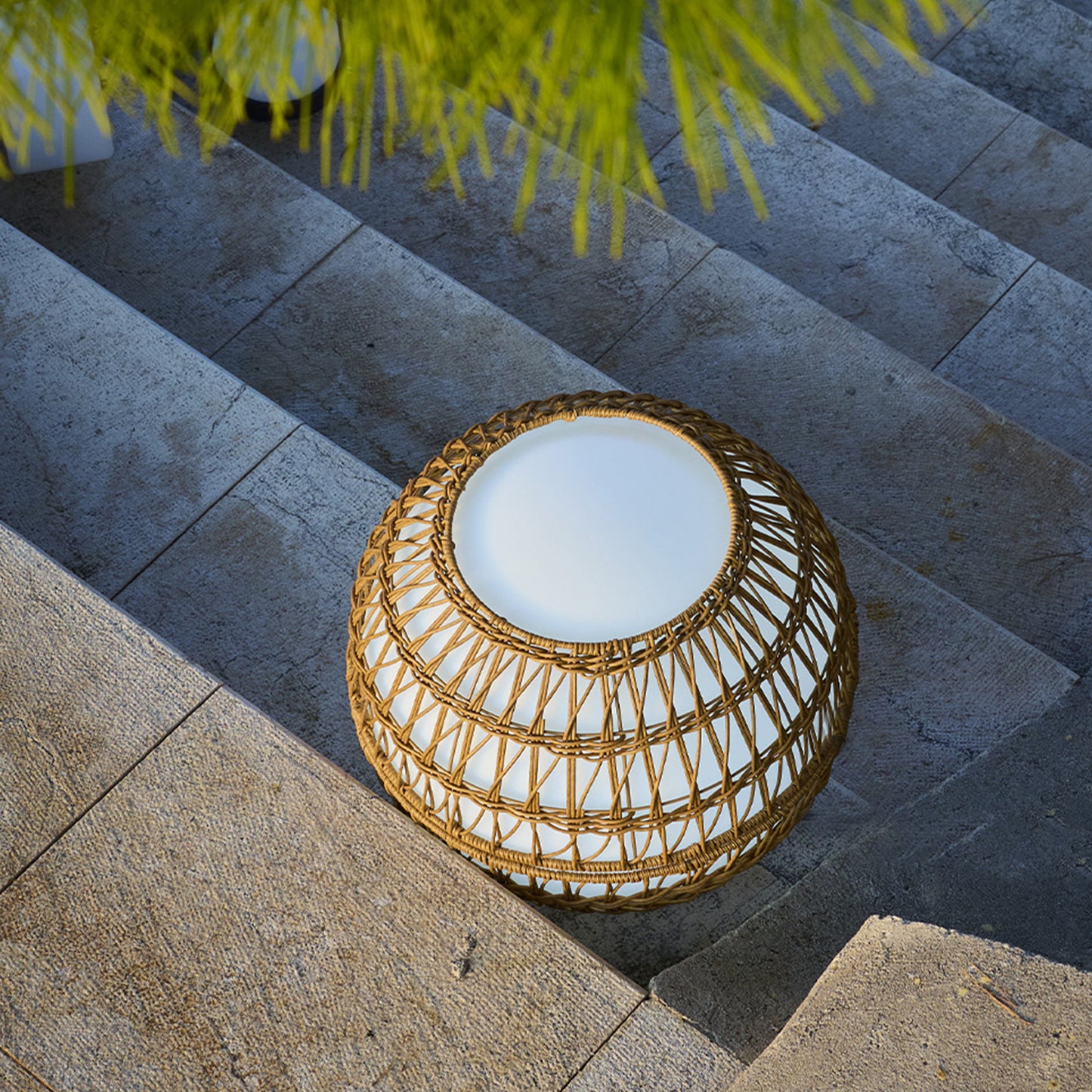 Boule lumineuse sans fil avec coque en poly rotin amovible LED multicolore dimmable BOBBY C40 DRESS ∅40cm avec télécommande et socle à induction