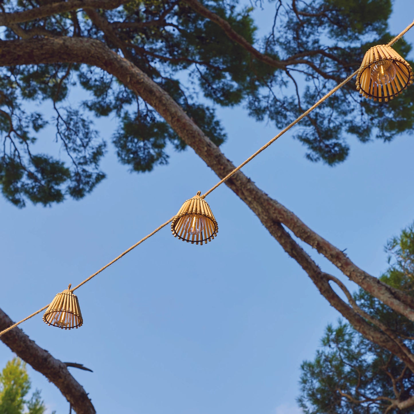 Guirlande lumineuse solaire et sur secteur raccordable en corde 20 ampoules transparentes LED blanc chaud dimmable NATURA LIGHT HYBRID 13m