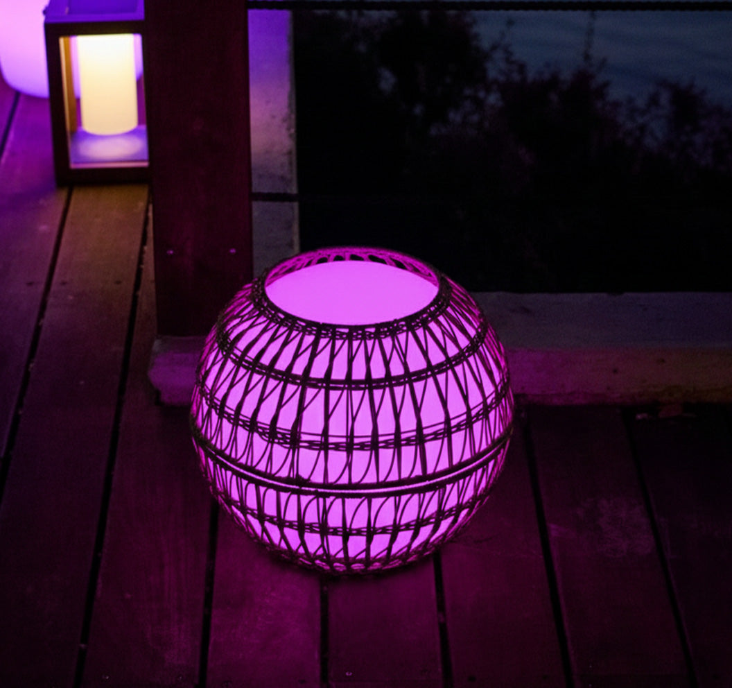 Boule lumineuse sans fil avec coque en poly rotin amovible LED multicolore dimmable BOBBY C40 DRESS ∅40cm avec télécommande et socle à induction