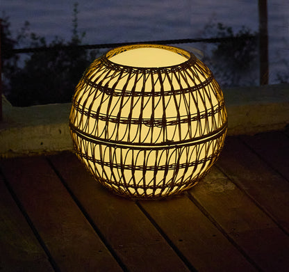 Boule lumineuse sans fil avec coque en poly rotin amovible LED multicolore dimmable BOBBY C40 DRESS ∅40cm avec télécommande et socle à induction