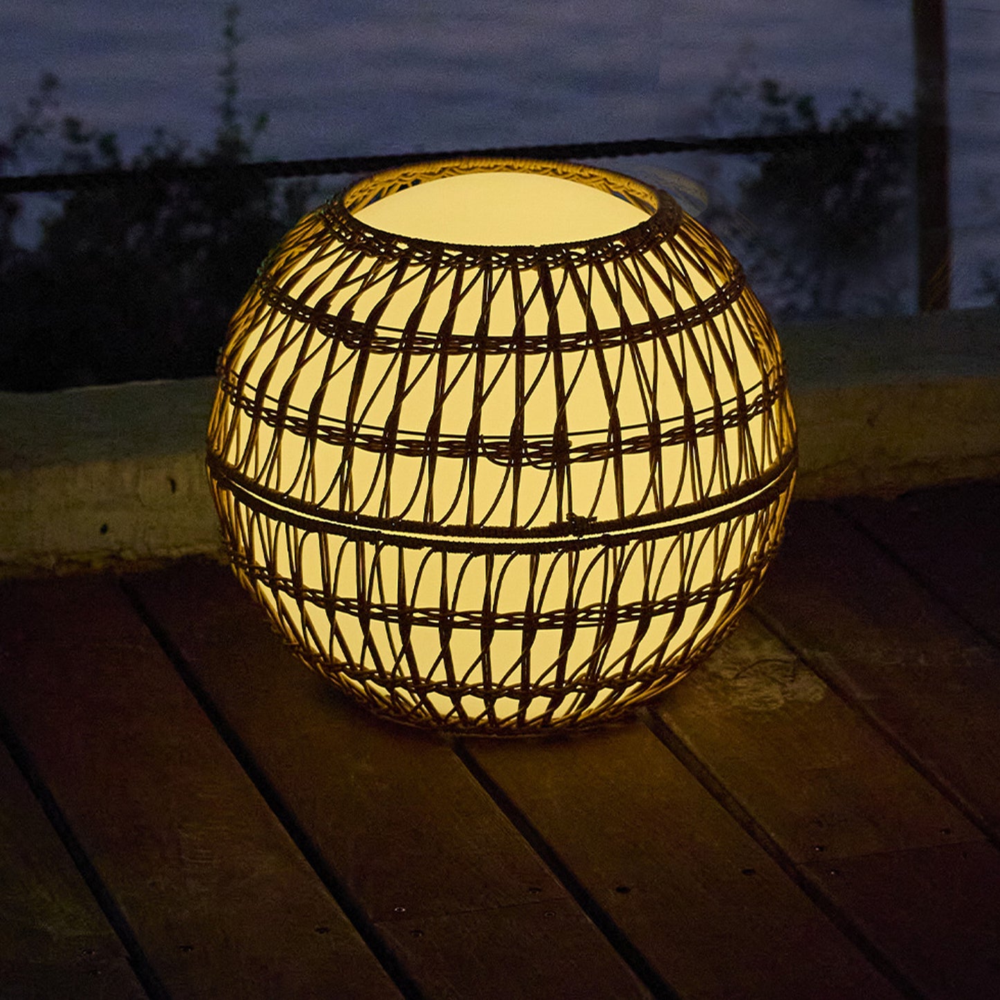 Boule lumineuse sans fil avec coque en poly rotin amovible LED multicolore dimmable BOBBY C40 DRESS ∅40cm avec télécommande et socle à induction
