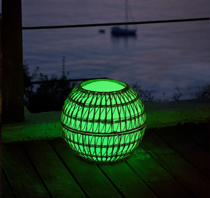 Boule lumineuse sans fil avec coque en poly rotin amovible LED multicolore dimmable BOBBY C40 DRESS ∅40cm avec télécommande et socle à induction