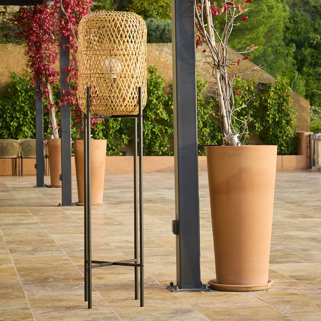 Lampadaire sans fil à 4 pieds metal LED blanc et multicolore dimmable en poly rotin H150cm avec télécommande