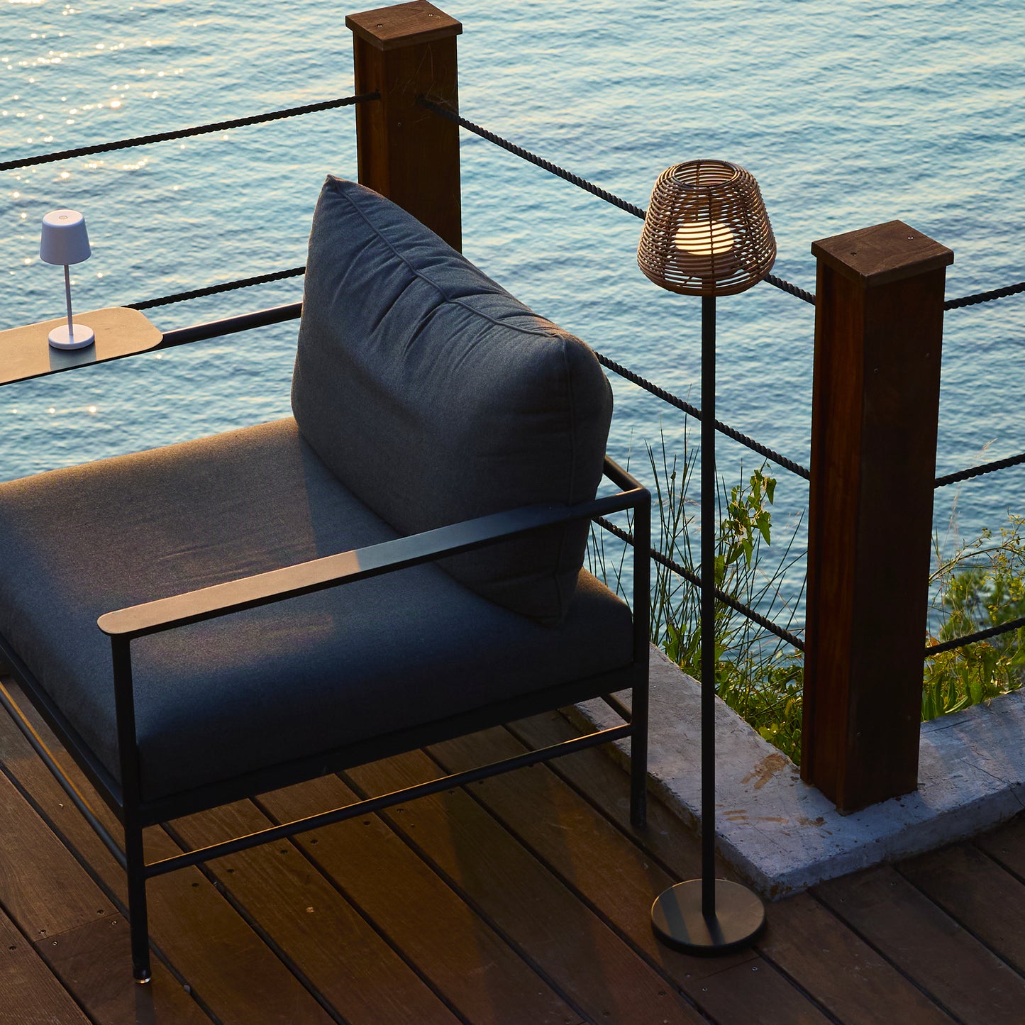 Lampadaire nomade design poly rotin pour extérieur LED MIDY BOHEME H120 cm