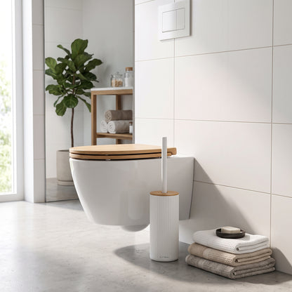 Brosse WC avec Support en Plastique Strié Blanc et Couvercle en Bambou LUND — Balayette de Toilette Ergonomique et Hygiénique, Design Scandinave Moderne pour Salle de Bain