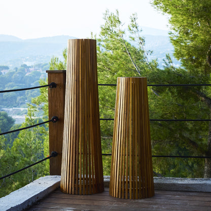 Lampadaire d'extérieur solaire TECKA TALL en bois teck avec module LED blanc chaud et télécommande H120cm