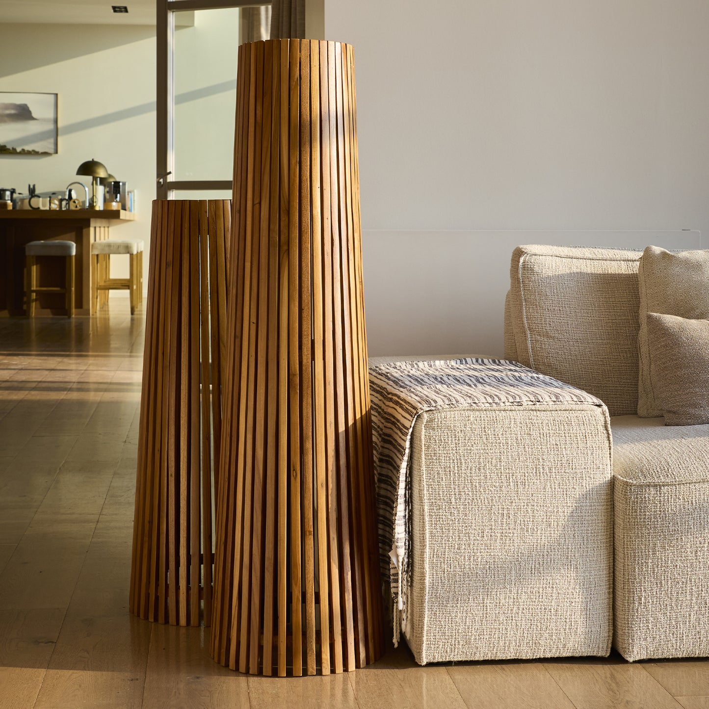 Lampadaire d'extérieur solaire TECKA SMALL en bois teck avec module LED blanc chaud et télécommande H90cm