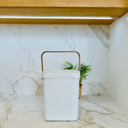 Poubelle de Table en Plastique recyclé 5L BODEN Blanc avec Poignée en Bambou