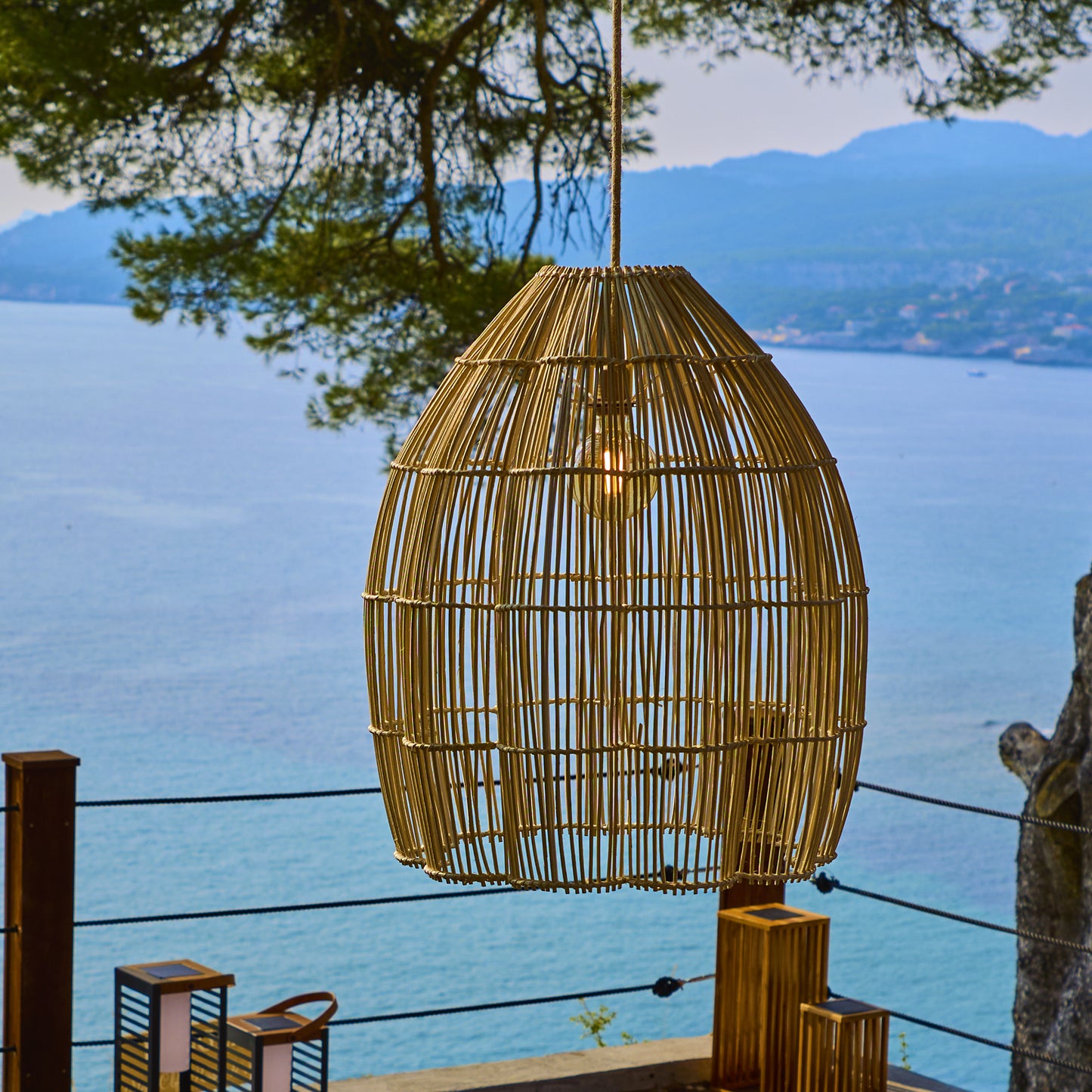 Suspension solaire AVILA SOLAR en rotin naturel avec câble hybride secteur et solaire 5m de longueur