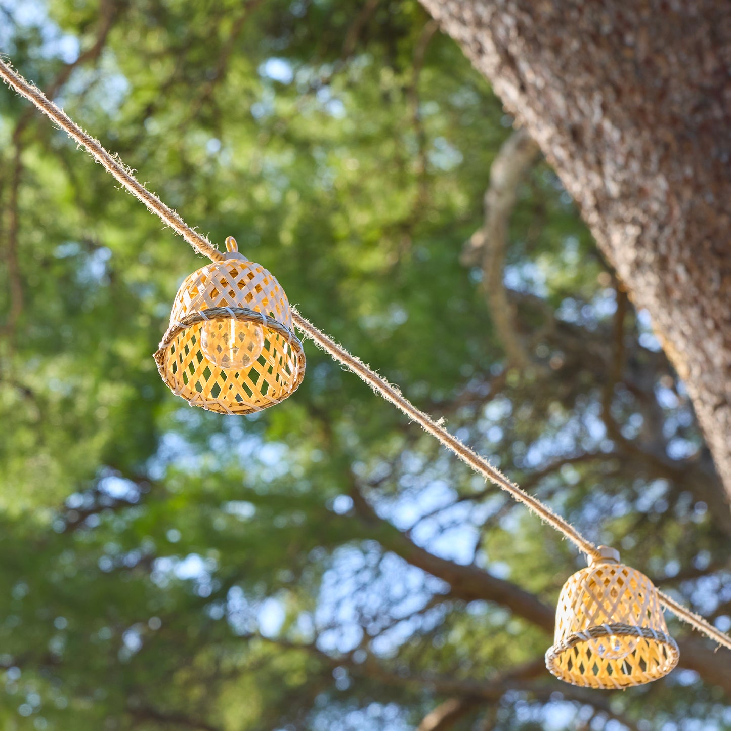 Guirlande lumineuses solaire et sur secteur raccordable en corde 20 ampoules transparentes LED blanc chaud dimmable MALY LIGHT HYBRID 13m