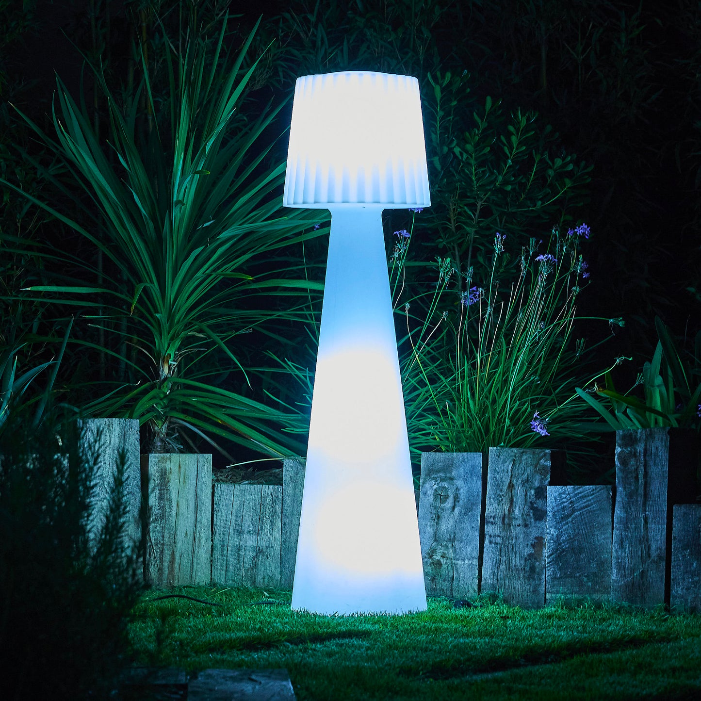 Lampadaire lumineux design filaire abat-jour ondulé pour extérieur LED blanc LADY H150cm culot E27