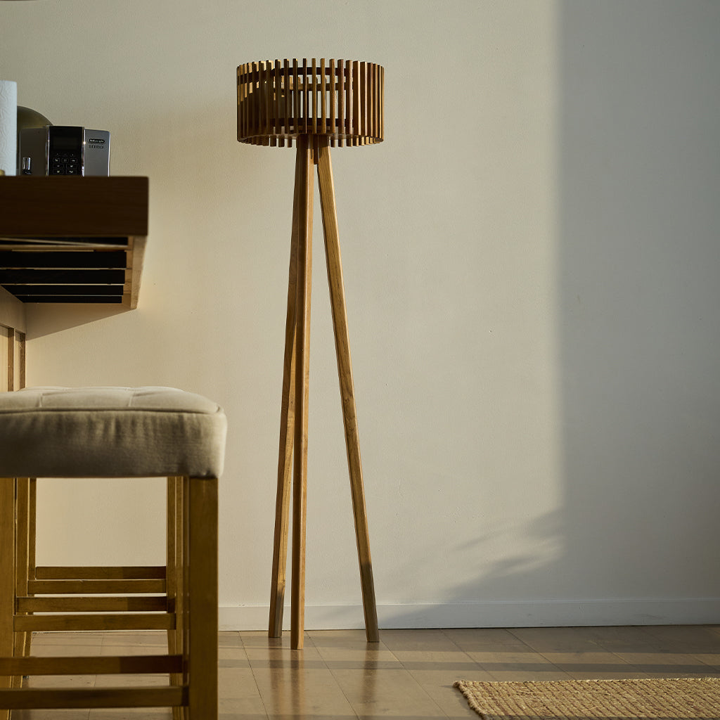 Lampadaire solaire extérieur trépied EDEN TALL SOLAR en bois teck avec module LED blanc chaud et télécommande H158cm