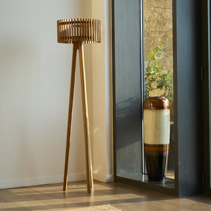 Lampadaire solaire extérieur trépied EDEN TALL SOLAR en bois teck avec module LED blanc chaud et télécommande H158cm