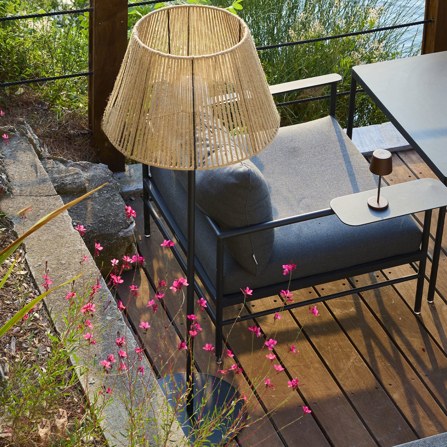 Lampadaire sans fil pied metal LED blanc et multicolore dimmable TALL RAFFY en corde naturelle H170cm avec télécommande