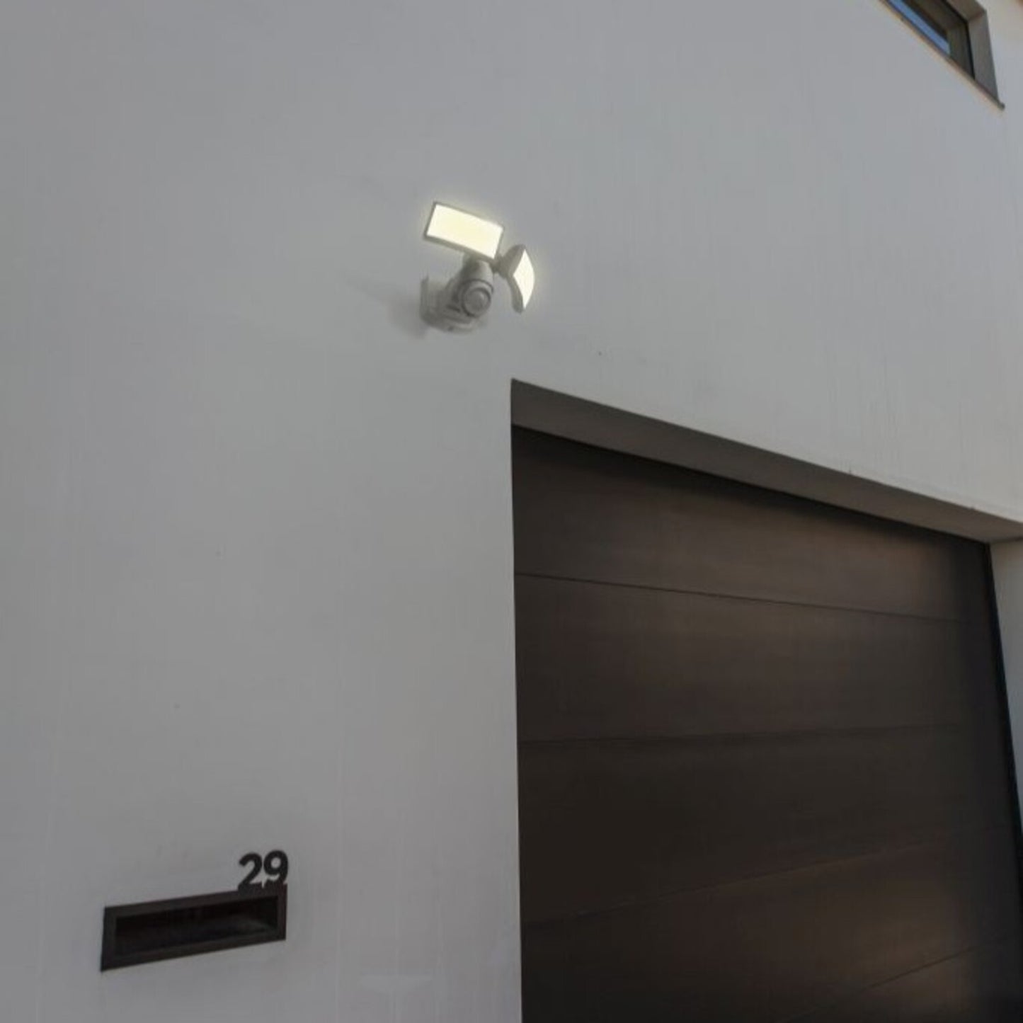 Double projecteur mural sur secteur blanc deux têtes orientables avec détecteur de mouvement ARC LED blanc froid H15,6cm